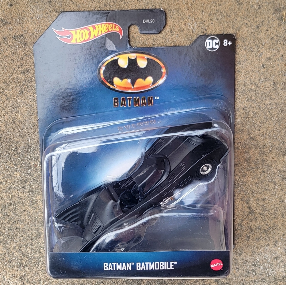 New HotWheels BATMAN BATMOBILE